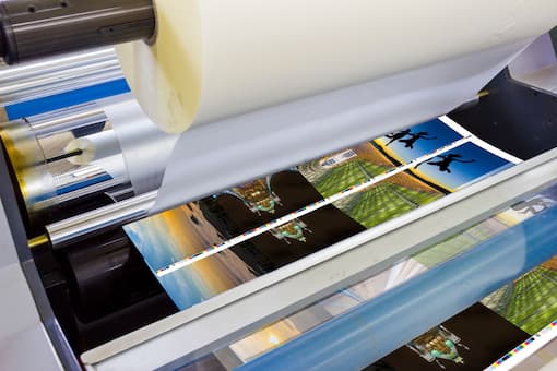 Proses finishing cetak dengan laminasi glossy, doff, emboss, dan spot UV untuk hasil cetak berkualitas tinggi.