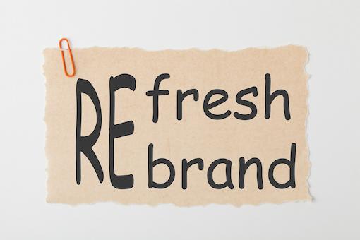 Media cetak untuk opening dan rebranding bisnis seperti banner, signage toko, dan stiker branding