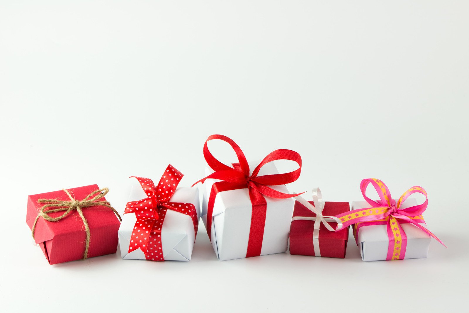 Tren gift packaging akhir tahun 2025 dengan kemasan hampers custom, stiker, dan box cetak digital untuk UMKM