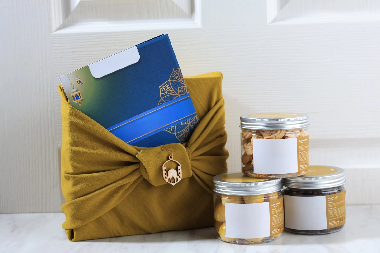 Contoh kemasan custom dan stiker label Ramadan untuk produk hampers Lebaran