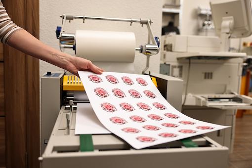 Contoh desain stiker promosi custom untuk media branding
