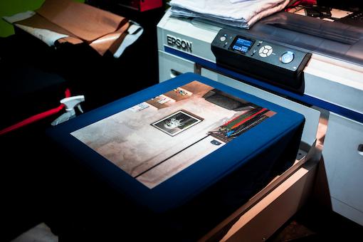 Hero image kemasan dan kartu nama dengan efek UV coating mengilap